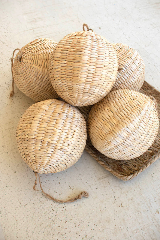 WOVEN ROUND SEAGRASS CHRISTMAS ORNAMENT