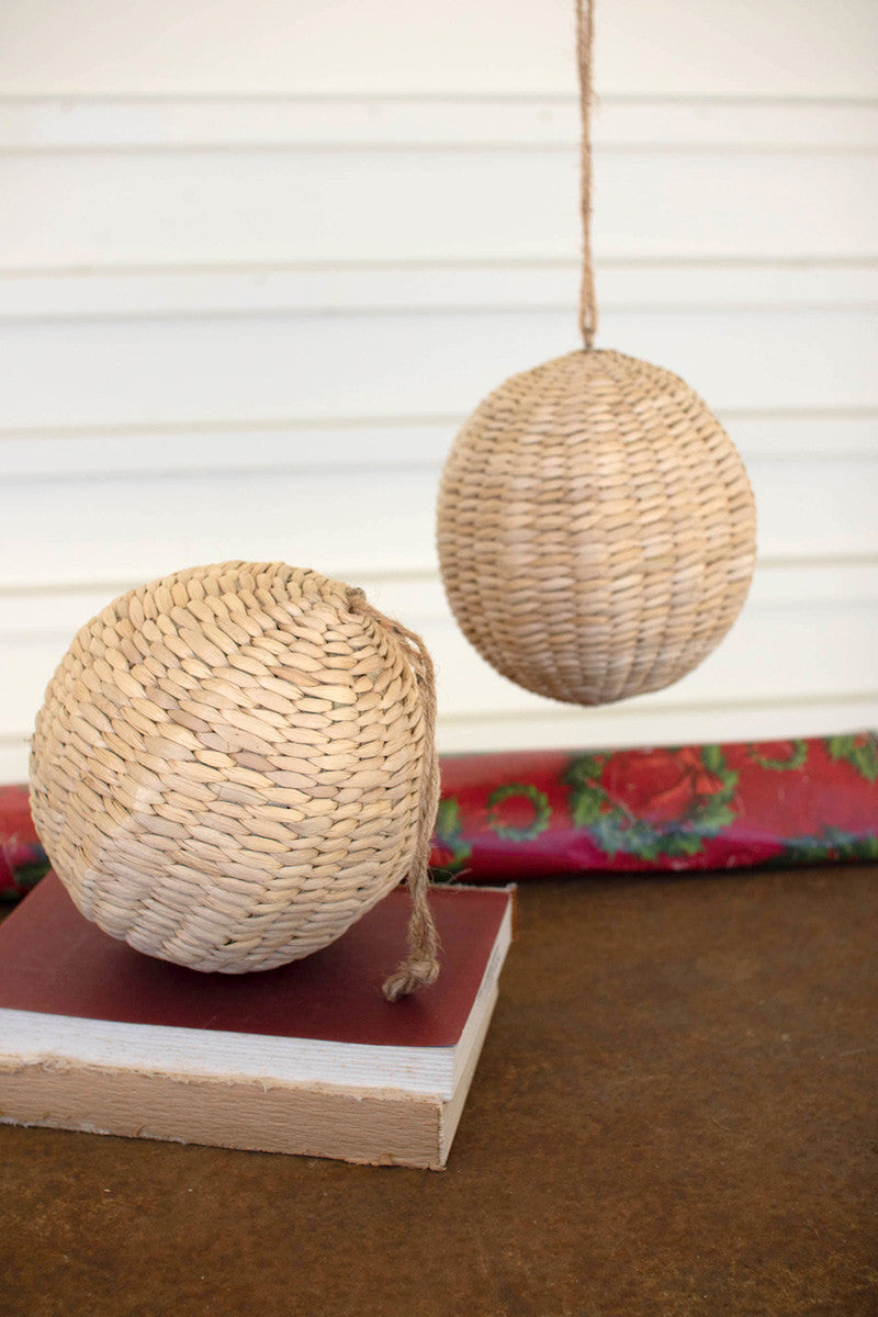 WOVEN ROUND SEAGRASS CHRISTMAS ORNAMENT