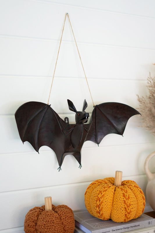 PAINTED METAL BAT DOOR HALLOWEEN DOOR HANGER