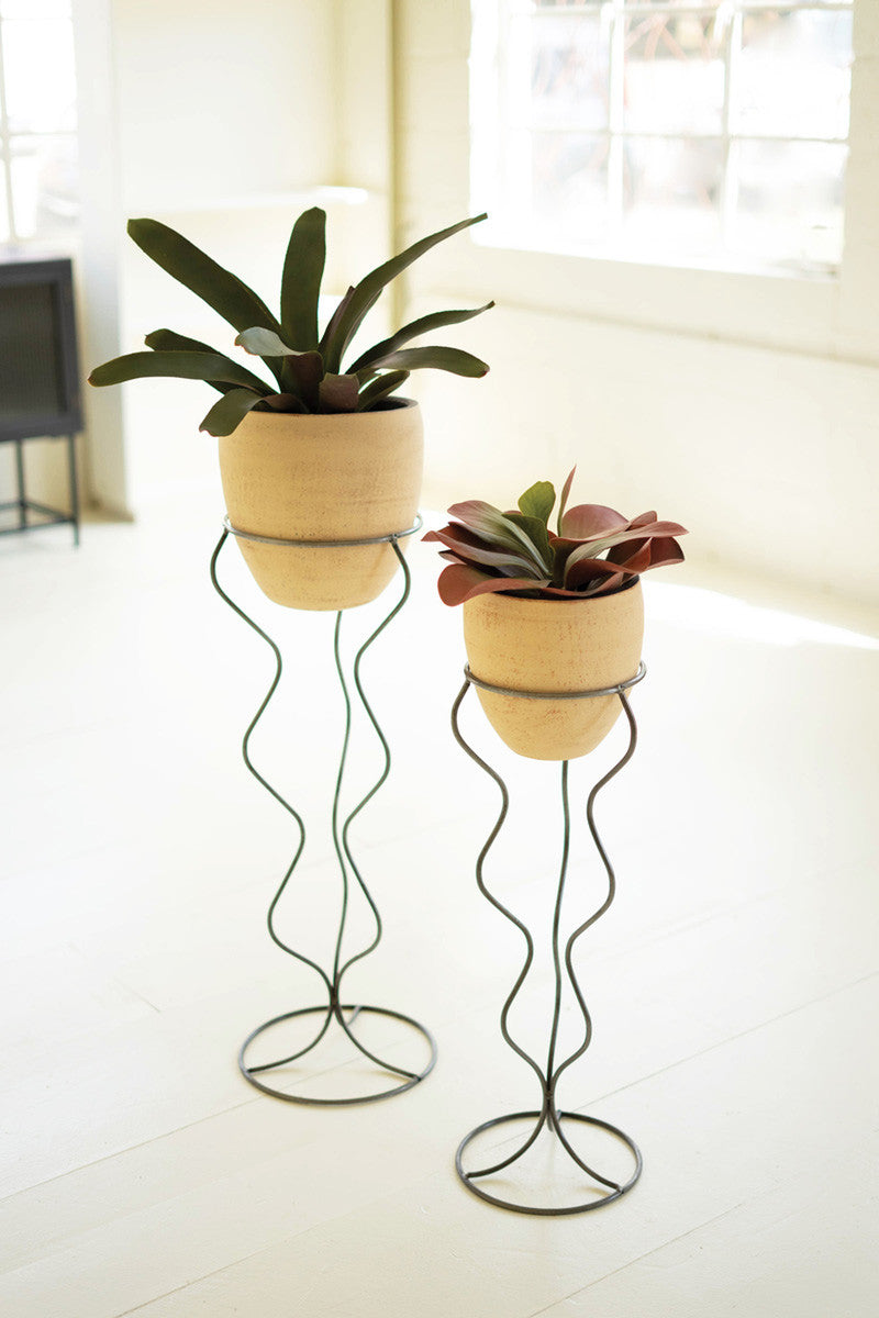 IVORY AND BLACK CLAY POT WITH WIRE SQUIGGLE BASE